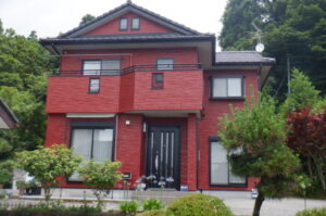 瓦屋根と組み合わせた斬新な住宅