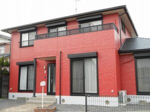 鮮やかな赤を黒が引き締める住宅