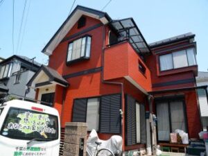 おしゃれなブラウンレッドの住宅