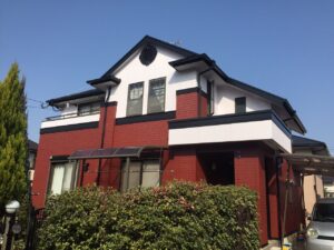 赤×白×黒の3色使いが魅力的な住宅