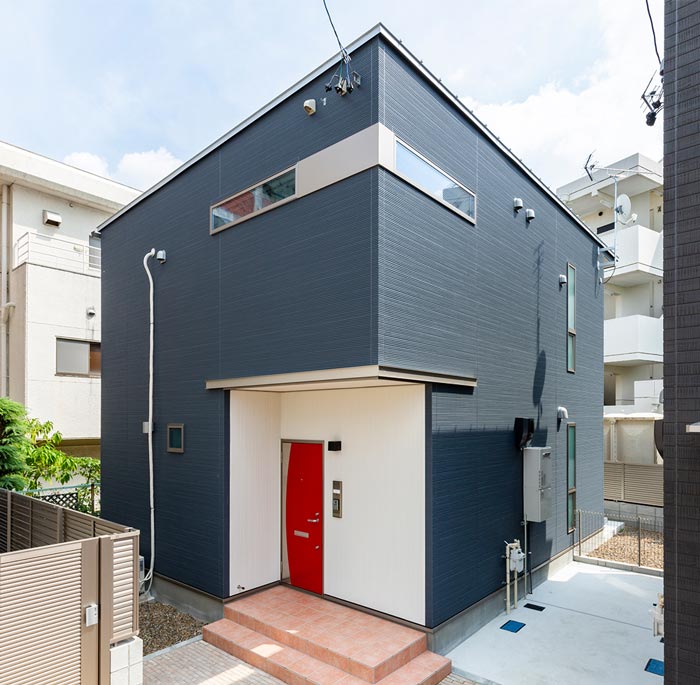 鮮やかな赤のワンポイントカラーを使った住宅