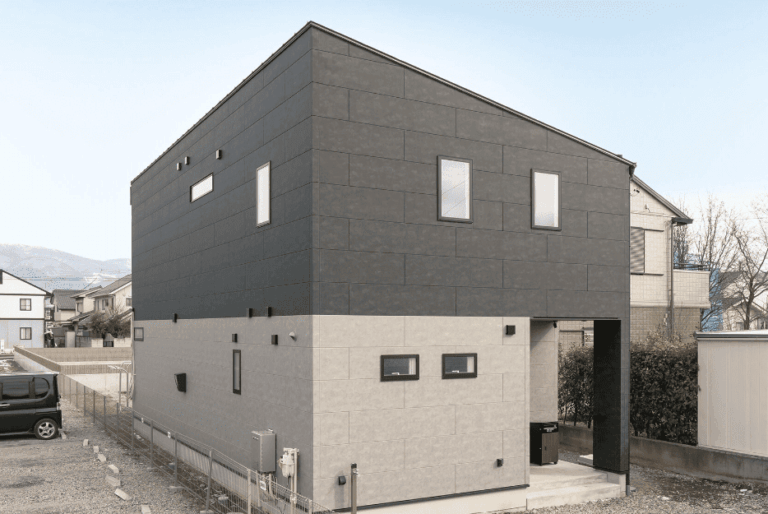 金属系系サイディングを使用した家の外観