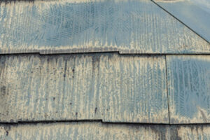 スレート屋根の剝がれや浮きについて