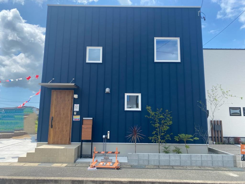 ガルバリウム_ブルー_外壁