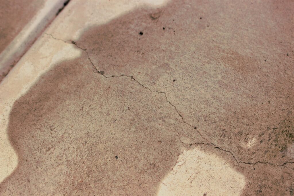 ベランダひび割れ