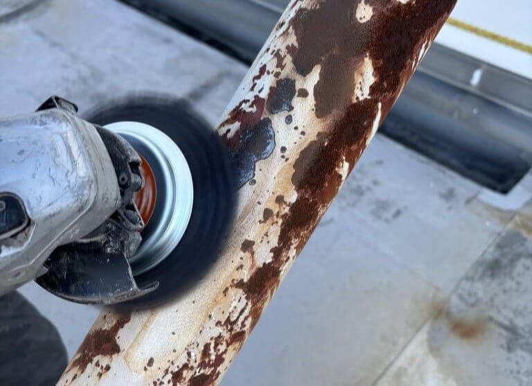 ディスクグラインダーを使ったケレンの様子