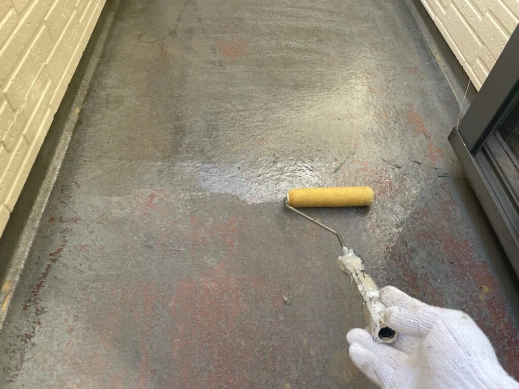ベランダのプライマー塗布